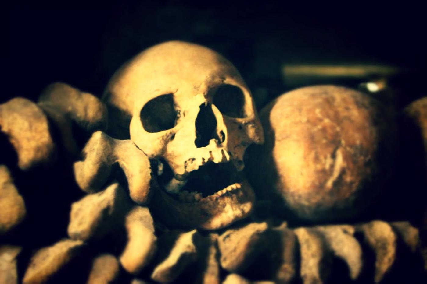 кости в парижских катакомбах 